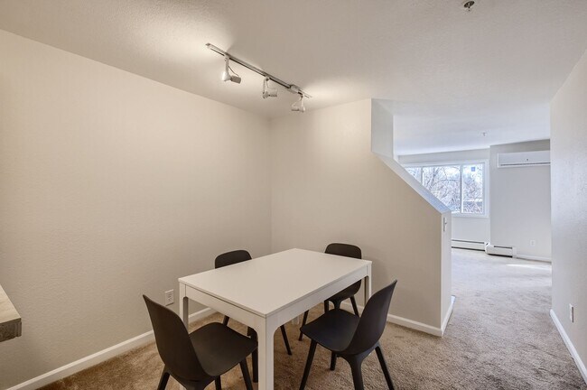 Building Photo - Lovely Pearl St. Condo 1 BDR/1 BA Downtown Boulder