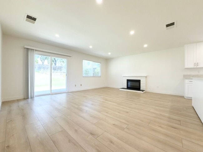 Building Photo - Remodeled Single Level in Cul-de-Sac!