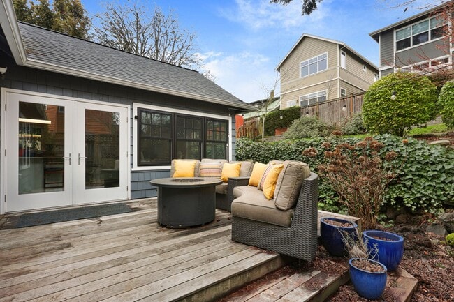 Building Photo - Ravenna Home