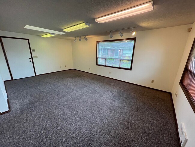 Building Photo - 11640 SW Corby Dr