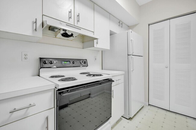 Building Photo - Your Dream Davie Home Awaits – 2 Bed/2 Bath!