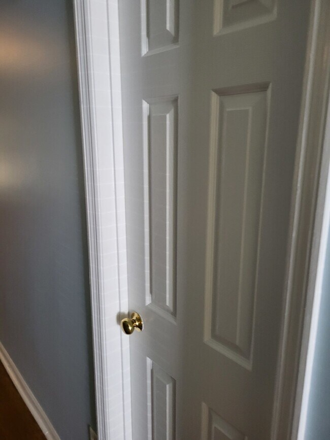 Building Photo - "Charming 2-Bedroom Townhouse on Skillmaster Court with Gleaming Hardwood Floors!"