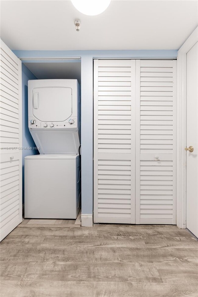 Building Photo - 290 174th St St