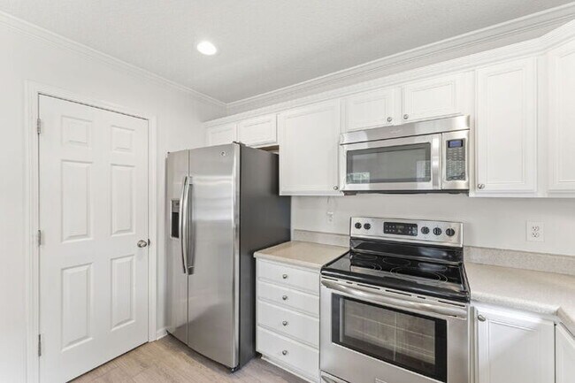 Building Photo - Charming 3-Bedroom Retreat with Cozy Fireplace in Simpsonville