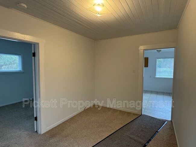 Building Photo - 17900 Noll Rd NE