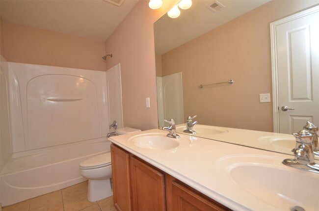 Building Photo - 915 Butterfly Ln