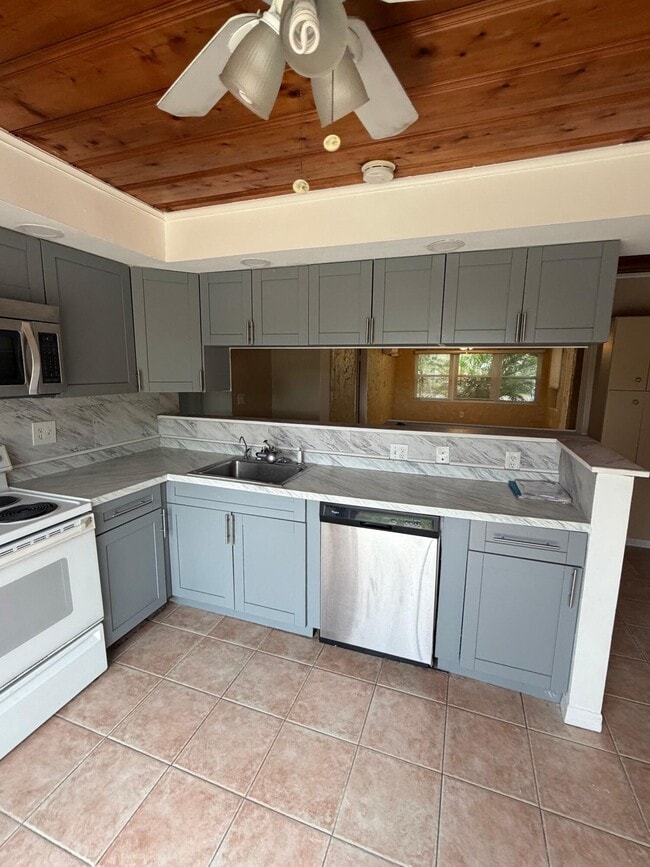 Building Photo - 5601 Pierce St