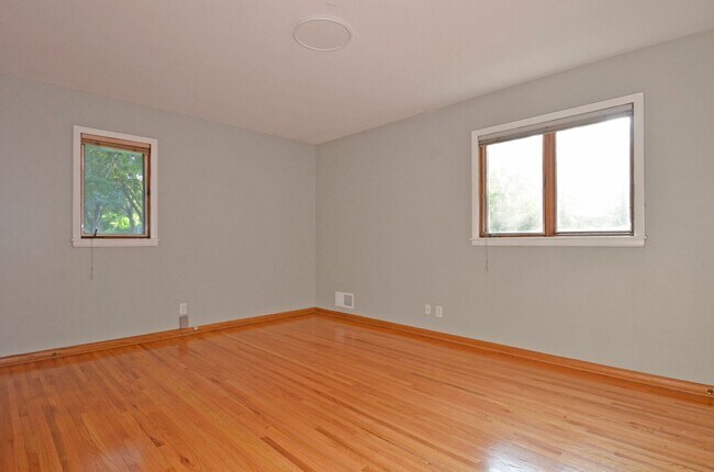 Building Photo - Spacious 5-Bed 3-Bath Home in Edina - Available Now!