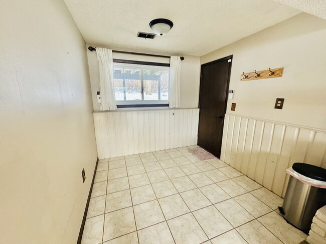 Building Photo - Nice Single family home 4-Bedroom Retreat with 2 Baths in Eagan – Your Perfect Home Awaits