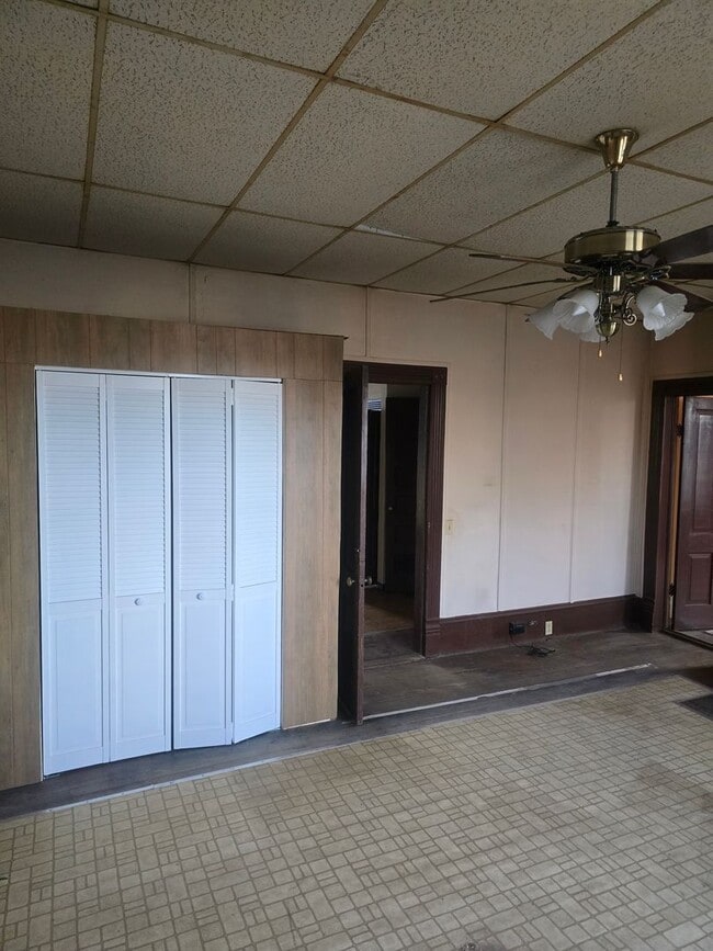 Building Photo - Charming and affordable