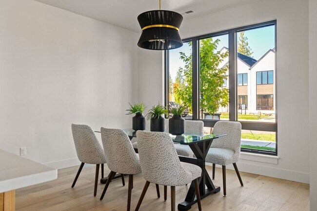 Building Photo - Exquisite Town home living: Bends desirabl...