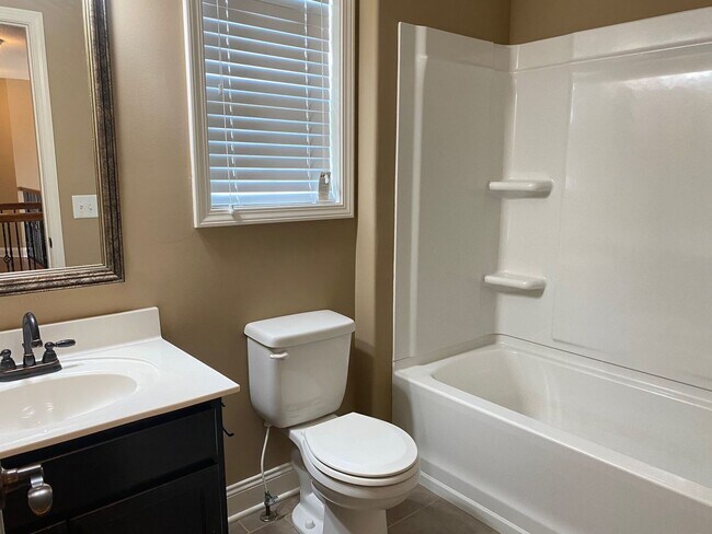 Building Photo - Beautiful Home! 4 Bed 2.5 Bath! Rossview S...