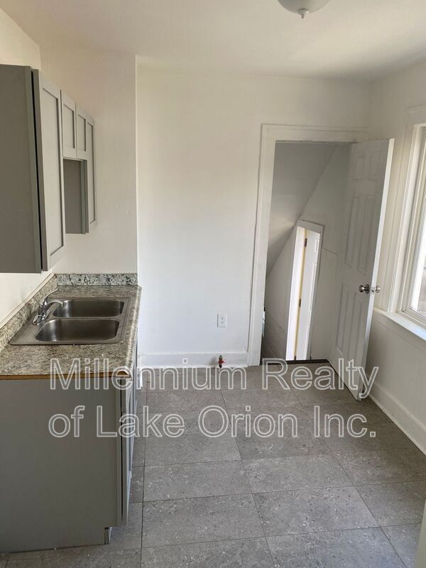 Building Photo - 638 Joslyn Ave