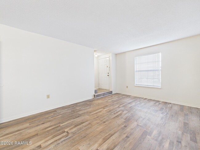 Building Photo - 114 Country Ln