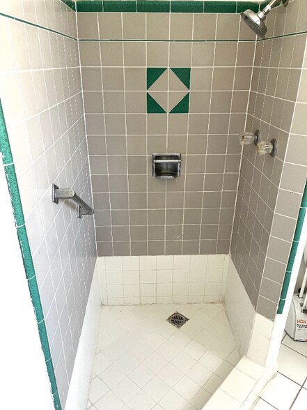 Building Photo - 250 Cliff Dr