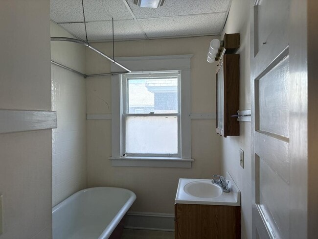 Building Photo - 48 Monroe St