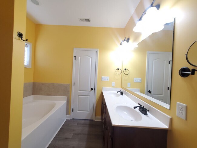 Building Photo - Gorgeous Home In Turnberry Subdivision