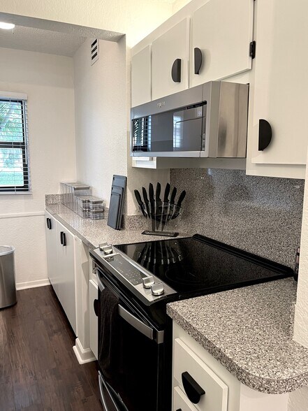 Building Photo - 2907 NE 8th Ter