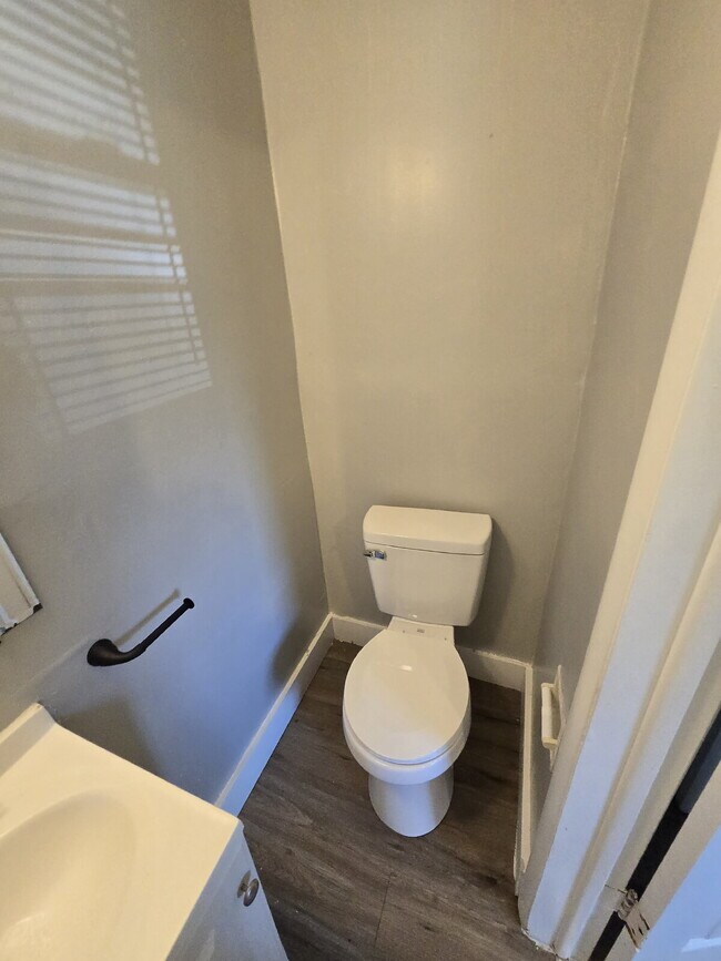 Building Photo - 452 S Napoleon Ave