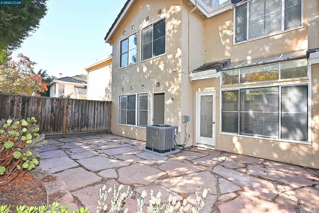 Building Photo - 6198 Lakeview Cir