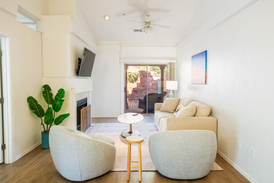 Building Photo - 102 Pine Leaf Ln