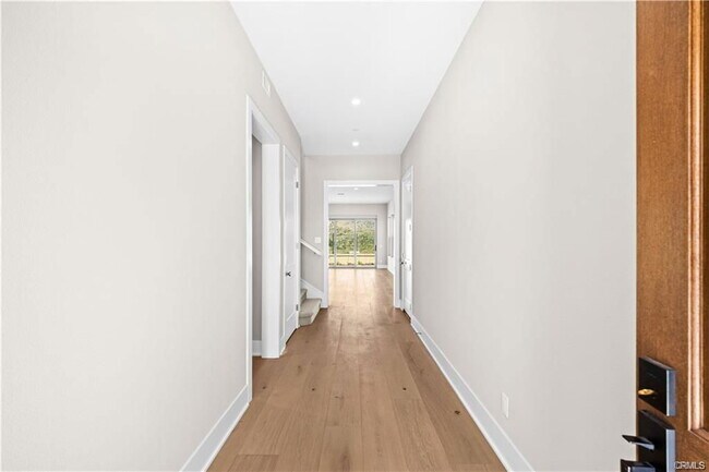 Building Photo - 130 Mossvine