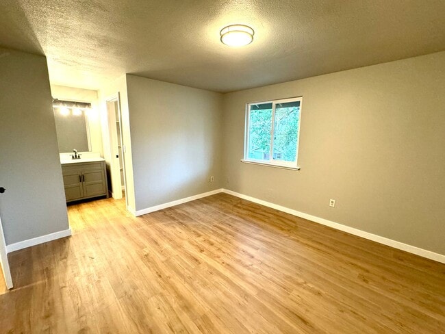 Building Photo - Modern 2BR, 1.5BA Duplex in Gig Harbor - F...