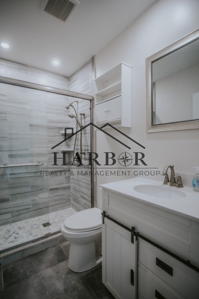 Building Photo - 608 6th Ave SW