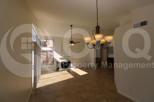 Building Photo - 55 E La Vieve Ln