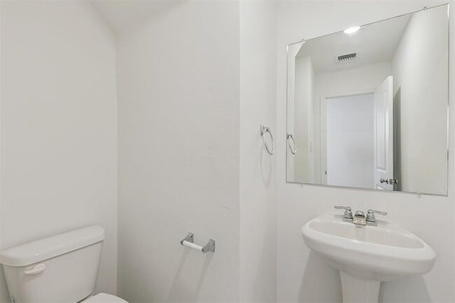 Building Photo - 14910 Parkway Center Ave