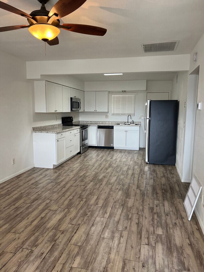 Building Photo - 349 E Calle Arizona