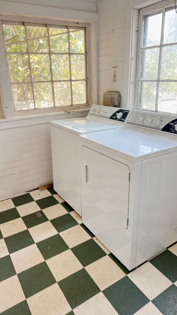 Building Photo - 4 bdrm/1 bath house with garage + large ya...