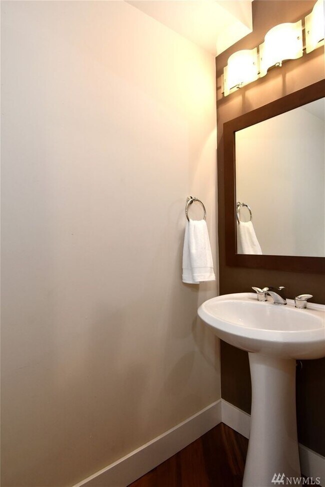 Building Photo - Spacious 1bd/1.5ba Condo in Belltown!