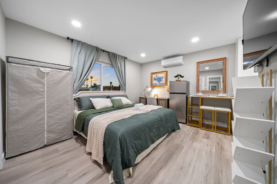 Primary Photo - 9827 San Diego St