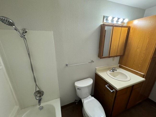 Building Photo - 1 BD, 1 BA Apartment Nestled Back on a Cul-de-Sac