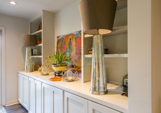 Building Photo - Elegant, updated Pleasant Valley townhome in the heart of WLR