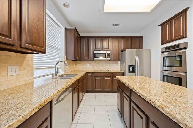 Building Photo - 8615 Saratoga Dr