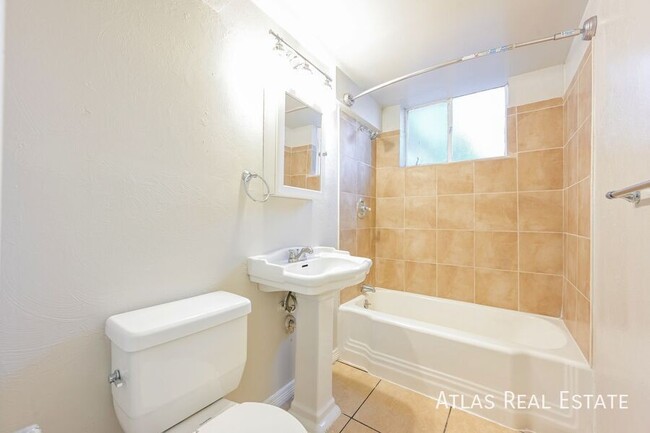 Building Photo - Charming 2bd unit in Fourplex, near Edgewater