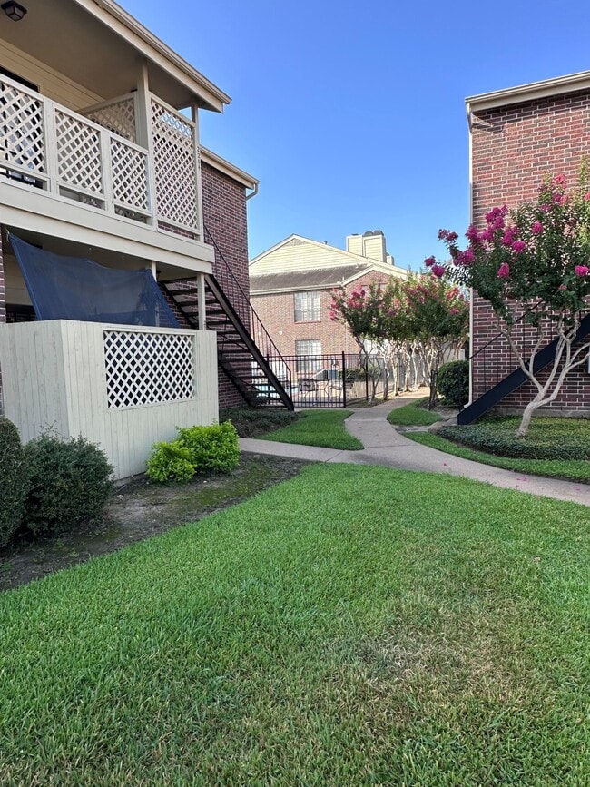 Building Photo - 2121 El Paseo St