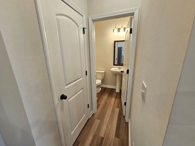 Building Photo - Like New Townhome in Mint Hill