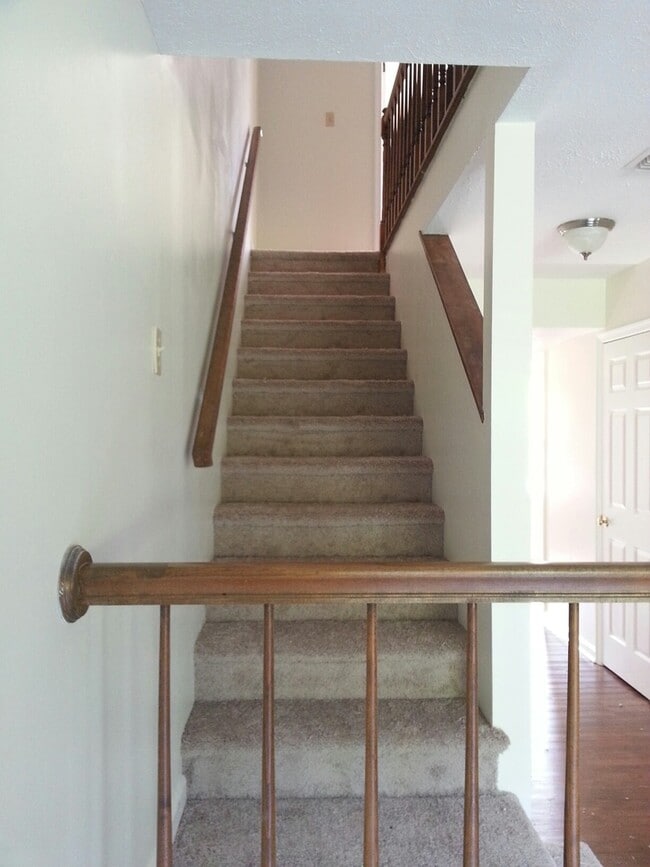 Building Photo - Three Bedroom Townhome, 2.5 bath, with eat-in kitchen, small deck off of living room.