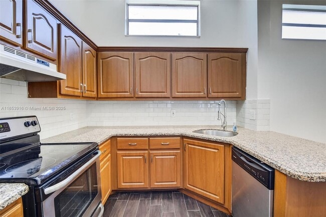 Building Photo - 581 Lakeside Cir