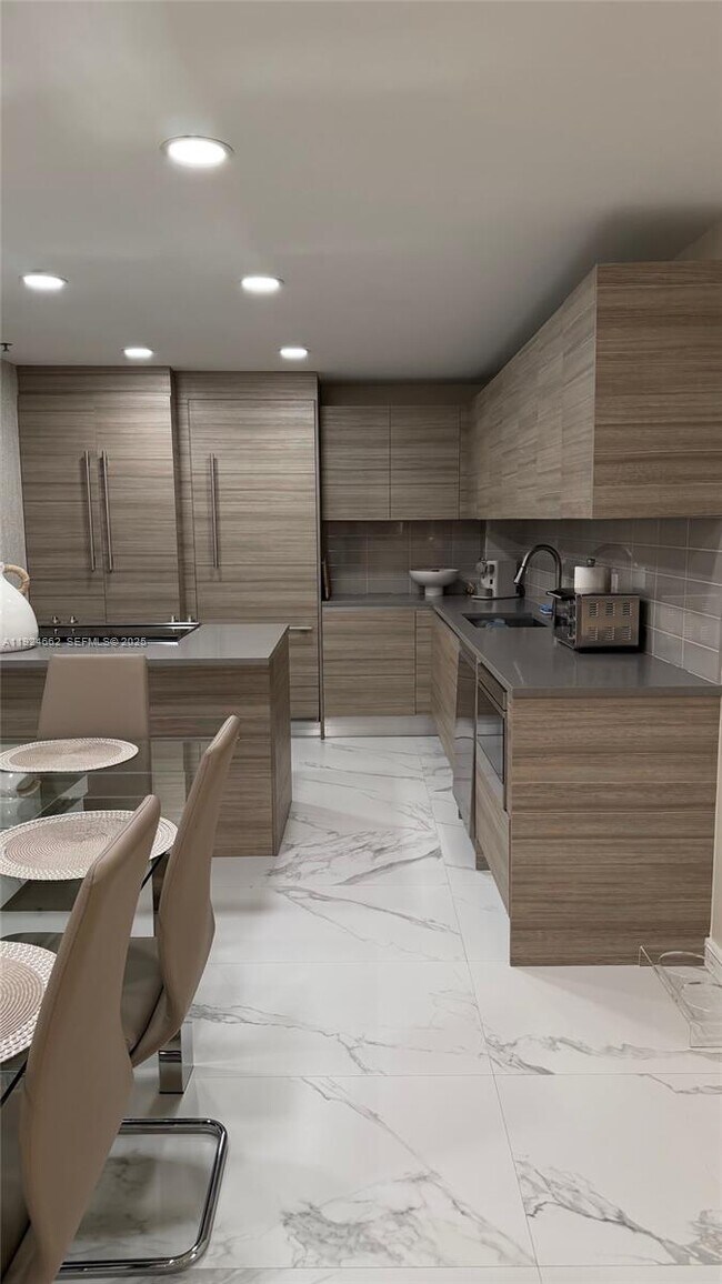 Building Photo - 2333 Brickell Ave