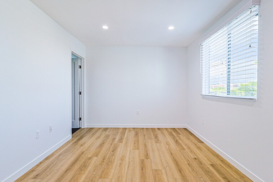 Building Photo - 1412 S Orange Dr