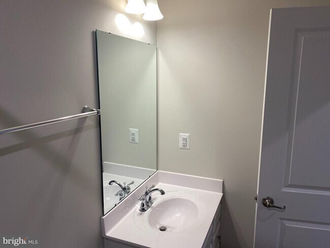 Building Photo - 7911 Independence Dr