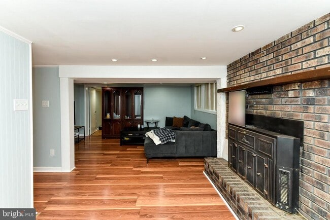 Building Photo - 722 Glenside Dr