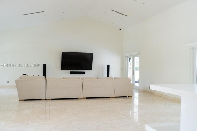 Building Photo - 6739 Skyline Dr