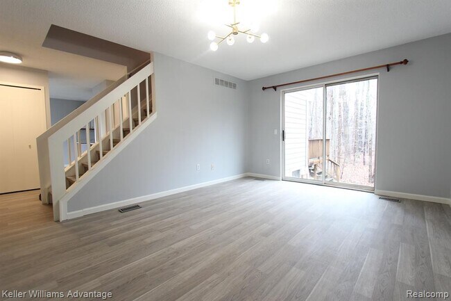 Building Photo - 41498 Cornell Dr