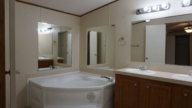 Building Photo - 3 Bedroom mobile home in the County