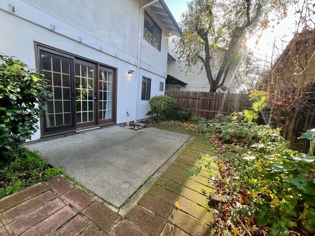 Building Photo - Great Townhome in the Pocket area close to everything!